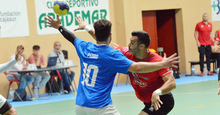 Julián Portero intentando un pase por alto a un compañero. Foto: CBM