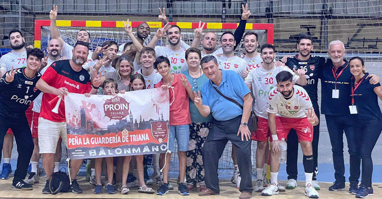 Raúl Morales, con el dorsal 30, celebrando una victoria con su anterior equipo. Foto: Balonmano Proin Triana