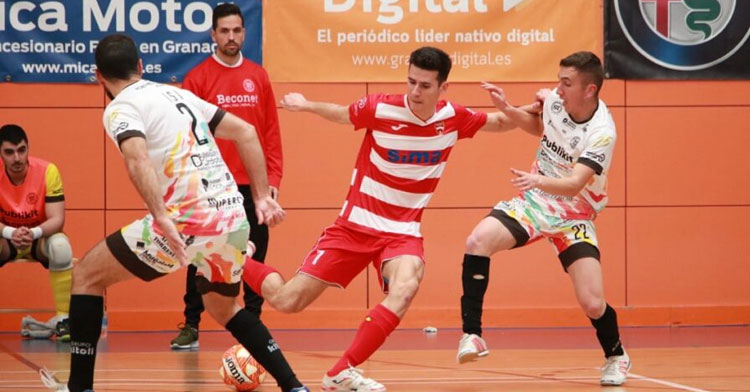 Fermín Hidalgo sigue al fondo el juego de su equipo en un partido de esta campaña. Foto: CD Bujalance FS