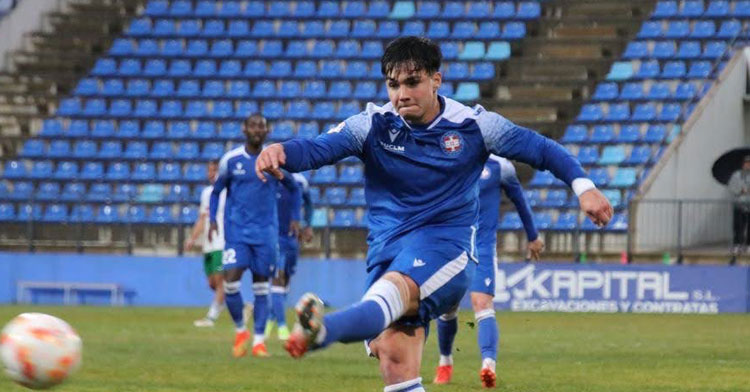 Roberto Barba con la elástica puertollanense. Foto: Calvo Sotelo Puertollano