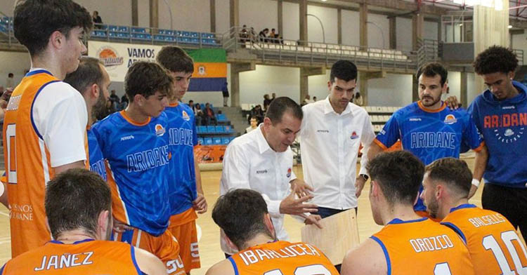 Rafa Sanz dirigiendo a sus pupilos del último curso en el CB Aridane de La Palma.