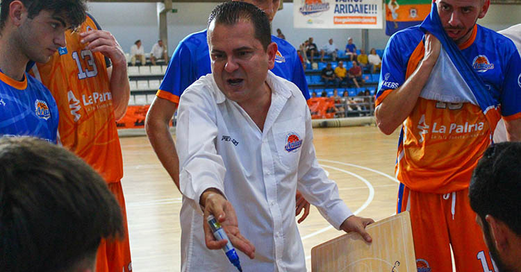 Rafa Sanz dirigiendo a sus pupilos del Aridane La Palma la pasada campaña.