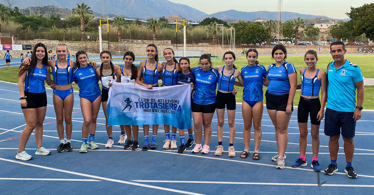 La expedición azul con su bandera. Foto: Club Trotasierra