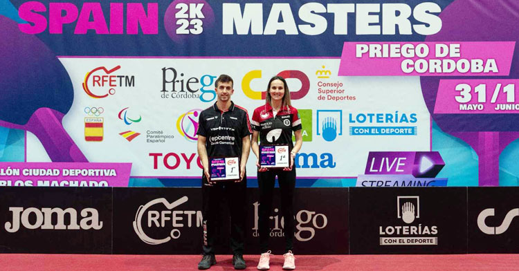 Marija Galonja y Miguel Ángel Vílchez posando con sus trofeos. Foto: RFETM