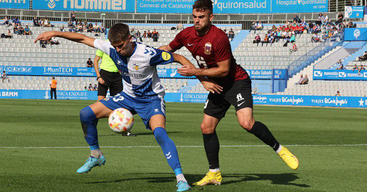 El mediocentro catalán controlando un balón jugando con el Sabadell.