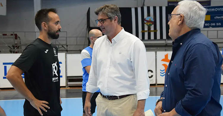 El capitán José Cuenca departiendo con el nuevo alcalde de Puente Genil Sergio Velasco en presencia del presidente Mariano Jiménez durante la visita institucional en la primera semana de pretemporada del Ángel Ximénez.