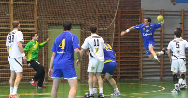 Un joven Edu lópez volando desde el extremo derecho en El Pandero jugando con el ARS.