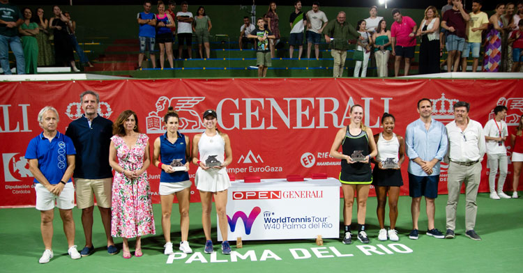 Las cuatro tenistas en la ceremonia de premios tras la final de dobles