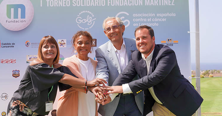 Fernando Fraile, presidente de la Junta provincial de la Asociación Española Contra el Cáncer de Las Palmas; Lola Lasso, presidenta de la Asociación en Lanzarote; Catalina Martínez Mpanga, presidenta de la Fundación Martínez; y Javier Poladura, director de Lanzarote Golf presentando el torneo.