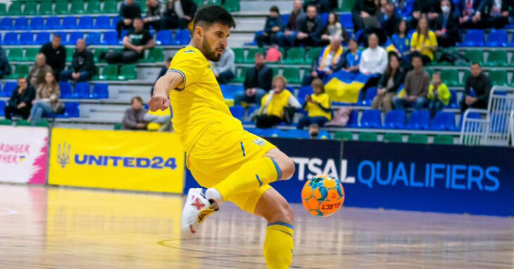 Mykola Mykytiuk lanzando a portería. Foto cedida por el Córdoba Futsal
