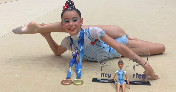 Sara Aguayo con sus trofeos y mostrando su elasticidad. Foto: GR Séneca