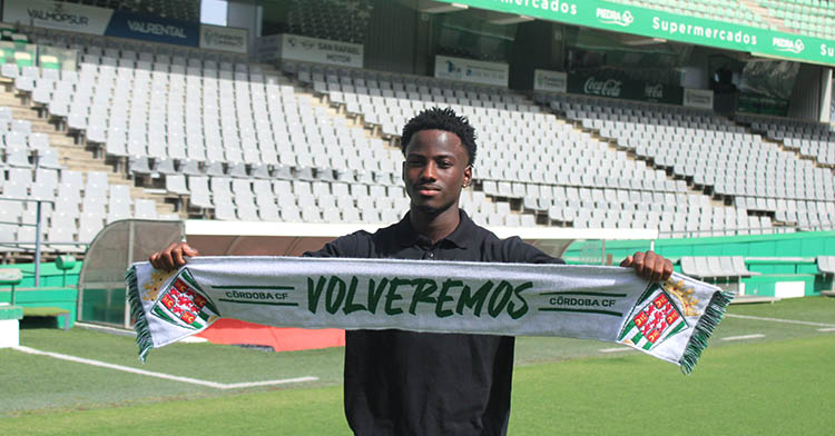 Adilson mostrando la bufanda del Córdoba.