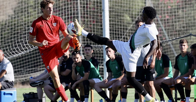 Adilson peleando una pelota en el encuentro contra el Sevilla en Montecastillo. Foto: CCF