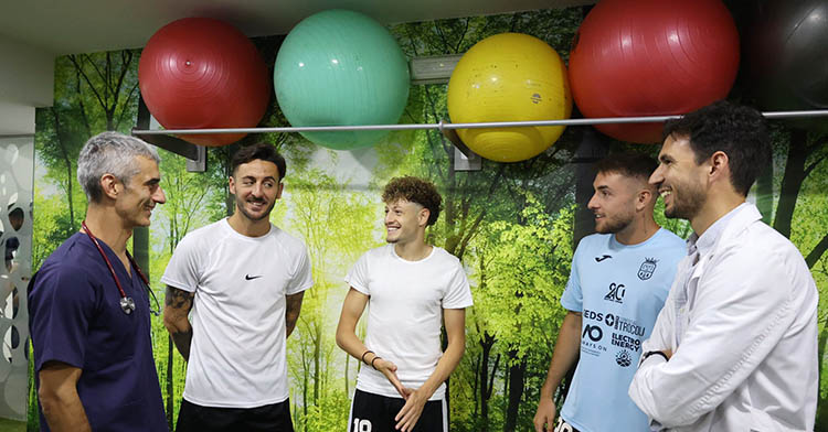 El cordobés Adri Castellano, entre el doctor Bretones y Simo, en su primera aparición como jugador del Córdoba CF.