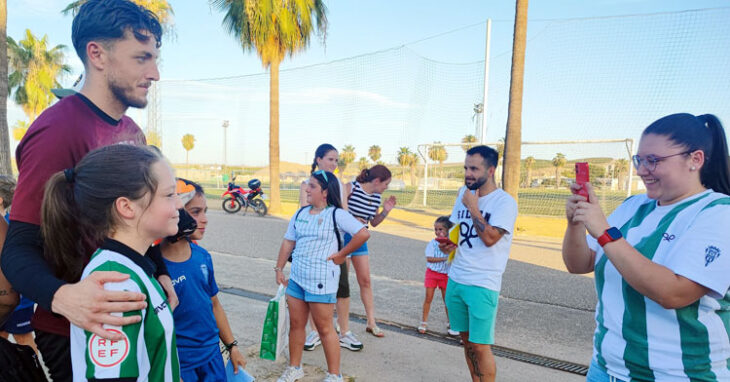 Aficionados del Córdoba haciéndose fotos con Carlos Marín. Foto: CCF