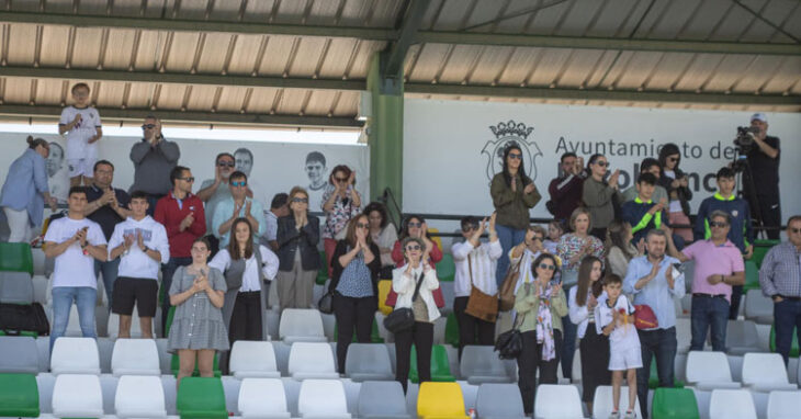 Aficionados blanquillos en un partido en el Municipal. Foto: CD Pozoblanco