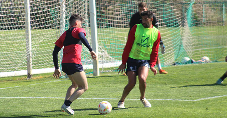 Alberto Jiménez cerrando a un Javi Flores que no tiene equipo.