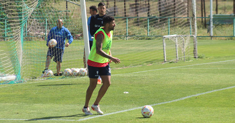 Alberto Jiménez sacando el balón jugado en uno de los últimos entrenamientos del pasado curso.