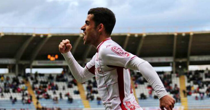 Alberto Solís celebrando un gol con la Cultural Leonesa.