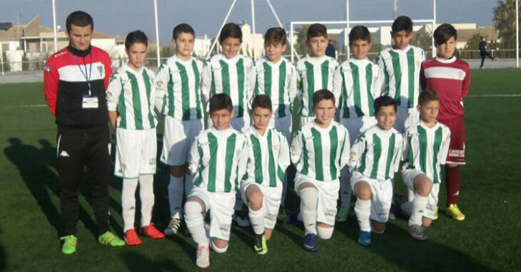 Álex Lopez, el segundo por arriba en una formación de los alevines del Córdoba hace tres años.