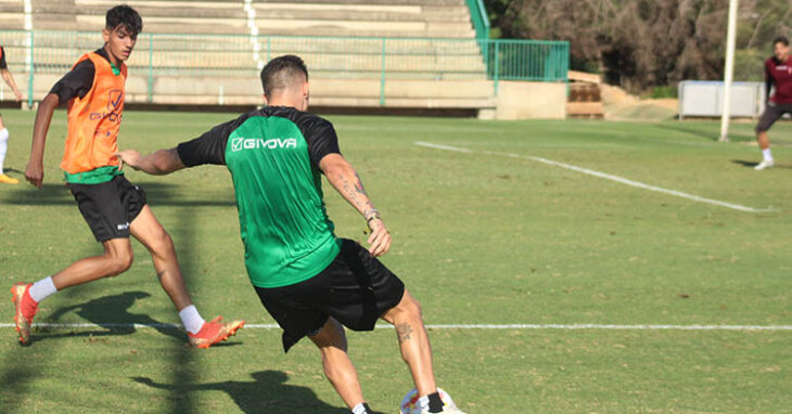 Álex López cerrando a Christian Carracedo.