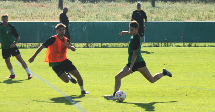 Álex Sala chutando a puerta ante Cristian Delgadco.