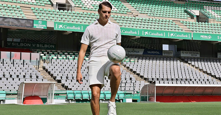 Álex Sala jugando con el balón en su presentación.