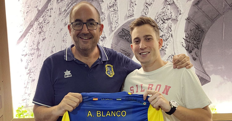 Álvaro Blanco junto al responsable de la sección de balonmano lasaliana, Sergio Amián