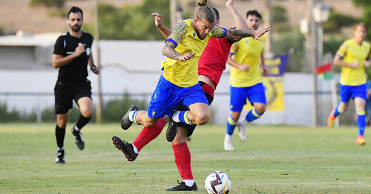 Álvaro Jiménez jugando con el Cádiz hace dos temporadas.