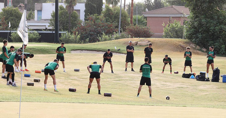 La plantilla del Córdoba CF entrenando en las instalaciones de Arruzafa Golf