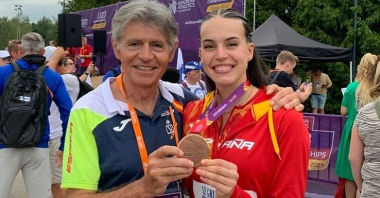 Carmen Avilés mostrando su medalla junto a Antonio Bravo, su entrenador