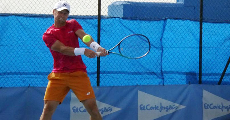 Ricardas Beranskis golpeando de revés. Foto: Tennis Pozoblanco