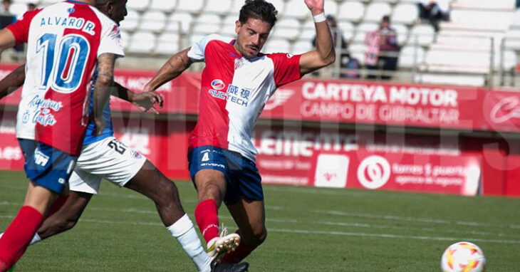 Borja Fernández disputando un balón dividido con el Algeciras junto a Álvaro Romero, que acabó en el Tenerife.