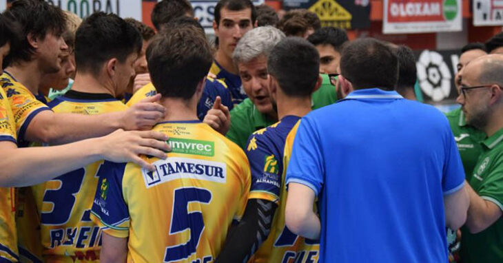 Paco Bustos dando instrucciones a sus pupilos en un tiempo muerto la pasada campaña.