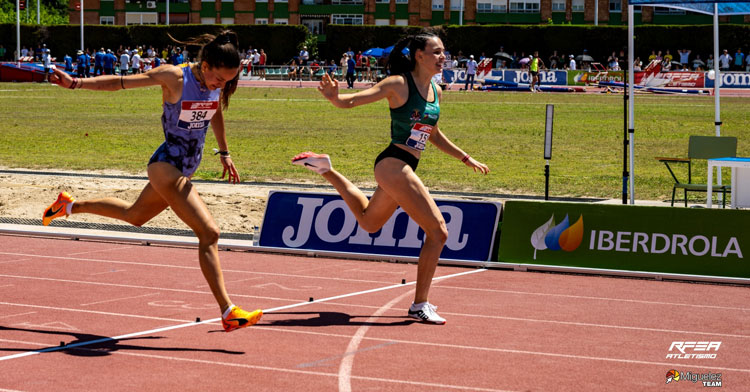 Carmen Avilés ganando en meta a Berta Segura. Foto: Miguélez Team / Real Federación Española de Atletismo