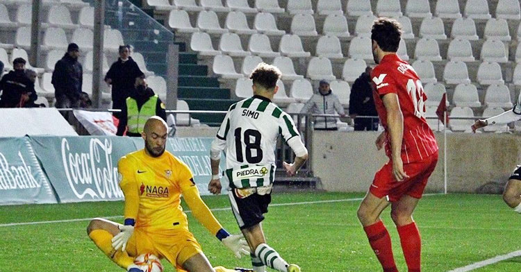 Dmitrovic detiene el tiro de Simo en el encuentro de Copa de la 2021-22. Foto: CCF
