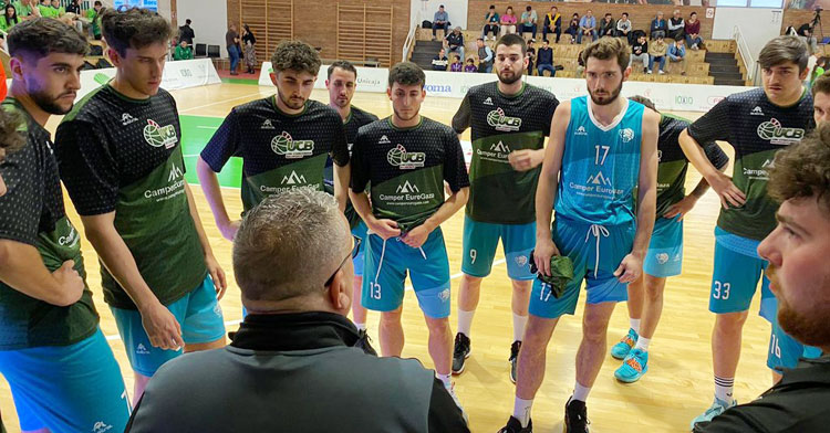Rafa Gomáriz hablando a sus jugadores en un tiempo muerto. Foto: UBI Concordia