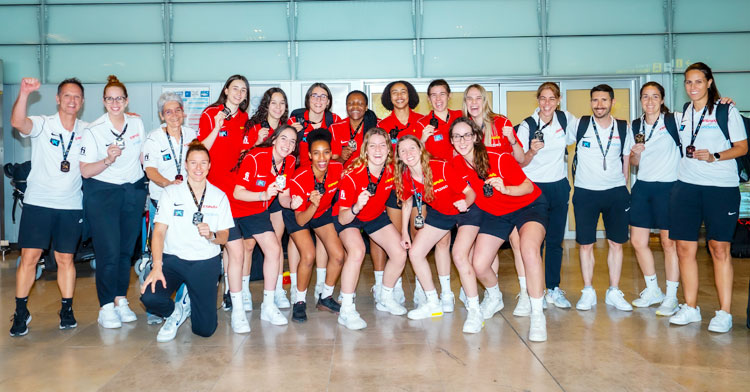España sub18 posando tras llegar a España. Foto: FEB