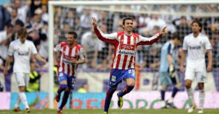 Miguel de las Cuevas celebrando su gol en el Bernabéu que daba la victoria al Sporting de Gijón ante el Real Madrid en 2011.