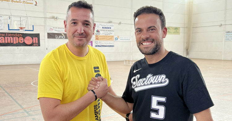 Edu Pérez saludando al técnico Víctor León
