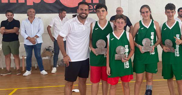 Edu Pérez junto a unos chavales hace unas semanas en el Campus Campeón de La Rambla. Foto: @campuscampeon