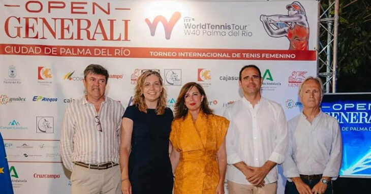 Eduardo López, el segundo por la derecha junto a Miguel Caro y la alcaldesa de Palma del Río, con el presidente de la Asociación de Tenistas Palmeños, Manuel Vera, a la izquierda. 