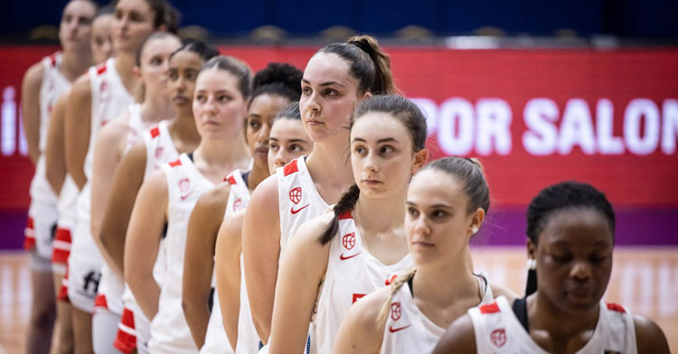 La selección, concentrada antes de empezar. Foto: Gigantes del Básket