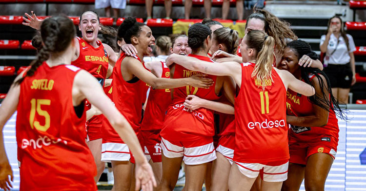 Las chicas de Cristina Cantero, como locas tras ganar el bronce. Foto: @baloncestoESP
