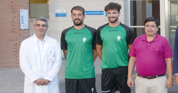 Fabio y Zequi posando antes de los reconocimientos médicos. Foto: Hospital San Juan de Dios