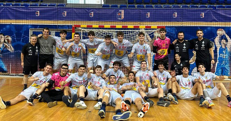 José María Fernández Martos con sus compañeros de los Hispanos Juveniles. Foto: CBM