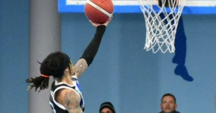 Willis dejando una bandejita en el aro rival