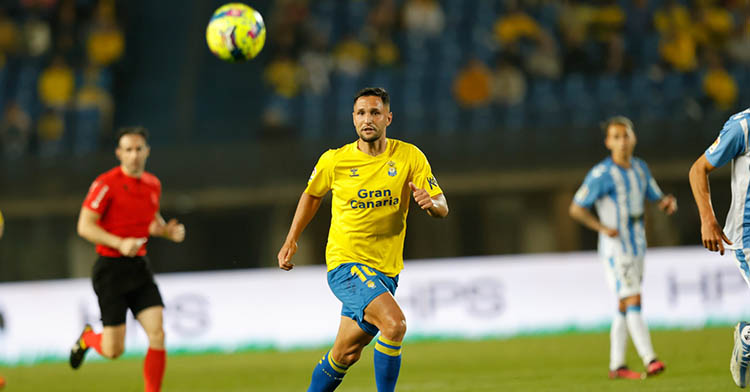 Florin Andone sigiuendo el balón jugando la pasada campaña con Las Palmas.