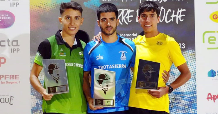 Los tres primeros clasificados masculinos de la Carrera Popular Pozoblanco Corre de Noche. Foto: Club Trotasierra