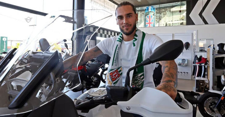 Dragui Gudelj mirando a la cámara montado en una de las motos de BMW San Rafael Motor.